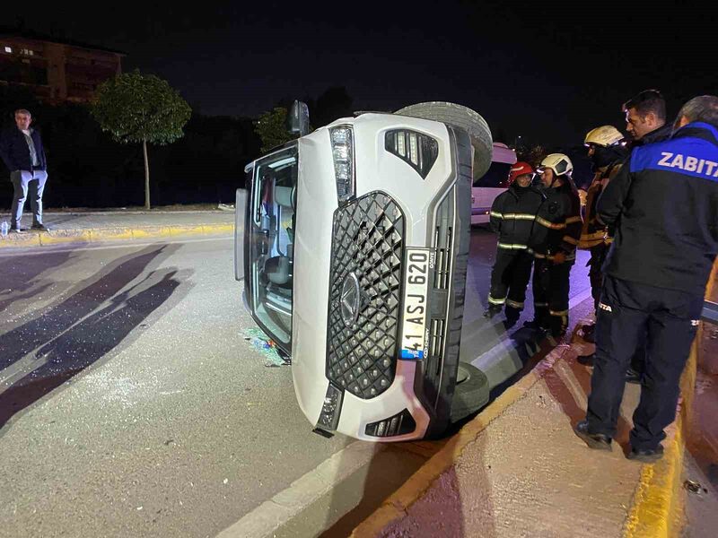 Kocaeli’de alkollü sürücünün kullandığı cip elektrik direğine çarpıp yan yattı: 2 yaralı