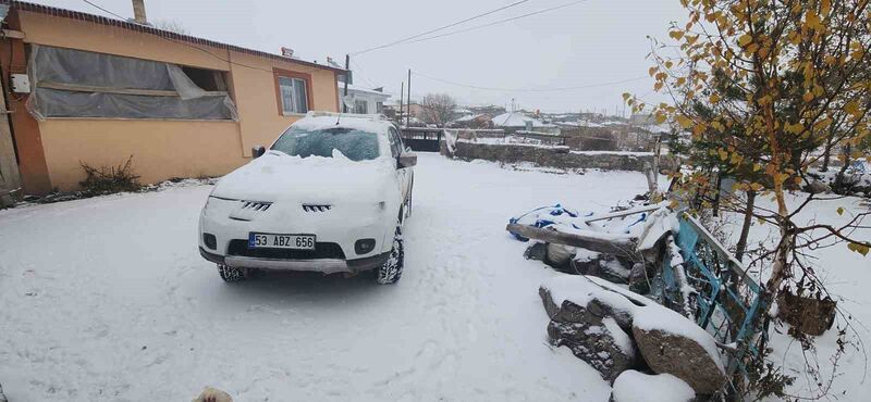 KÖYLÜLER GÜNE KAR YAĞIŞI