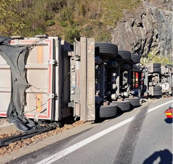 Ordu’da devrilen tırın altında kalan sürücü hayatını kaybetti