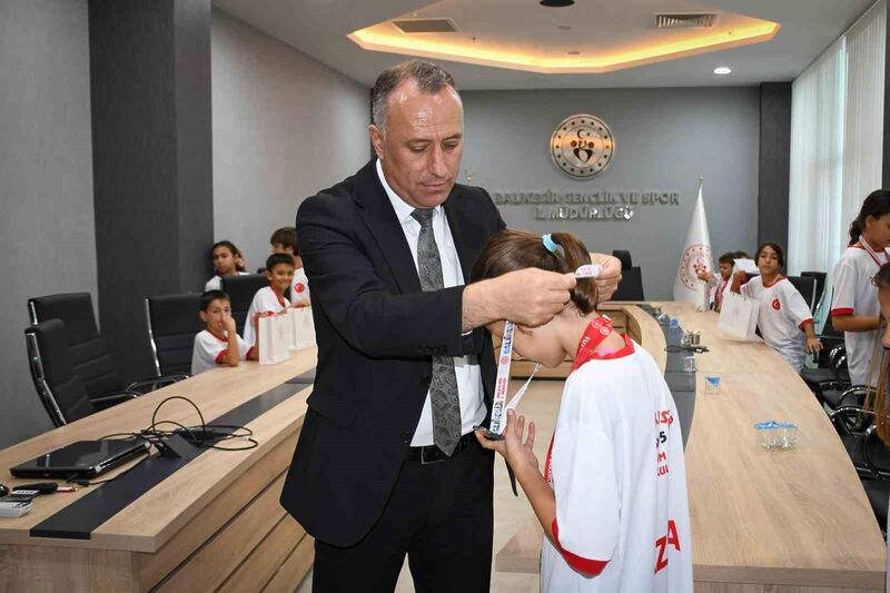 TAEKWONDO VE YÜZME SPORCULARI,