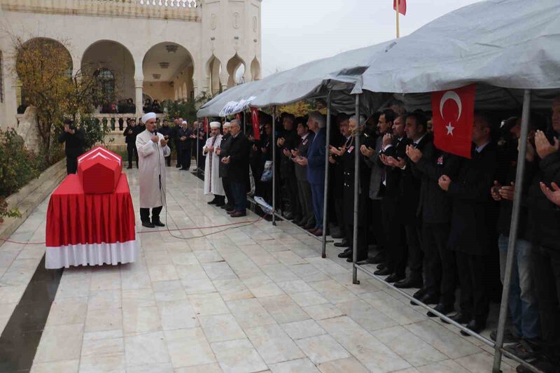 Trafik kazasına müdahale ederken şehit olan polis memuru son yolculuğuna uğurlandı