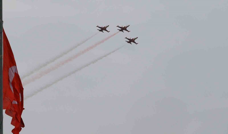 Türk Yıldızları’ndan Antalya’da ’Ataya Saygı Uçuşu’