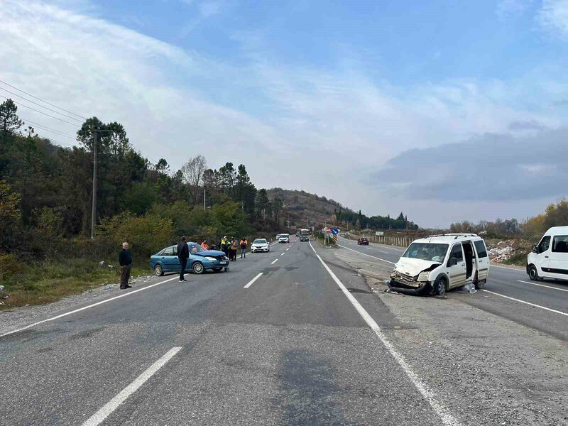 “U” dönüşü yapan otomobil hafif ticari araçla çarpıştı: 6 yaralı