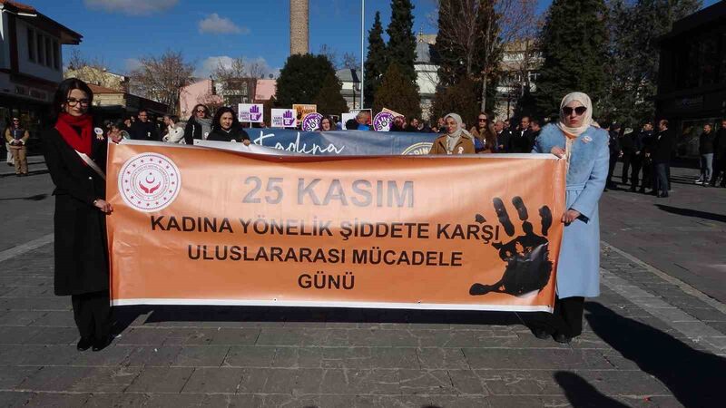 UŞAK’TA 25 KASIM KADINA