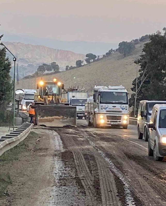 HATAY'DA SEYİR HALİNDEKİ ARAÇLARDAN