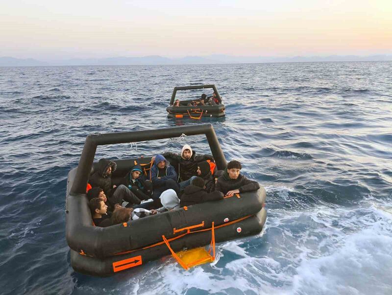 Yunanistan, 15 çocuğun içinde bulunduğu can sallarını Türk karasularına geri itti