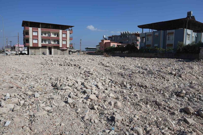 HATAY’DA AĞIR HASARLI BİNADAN