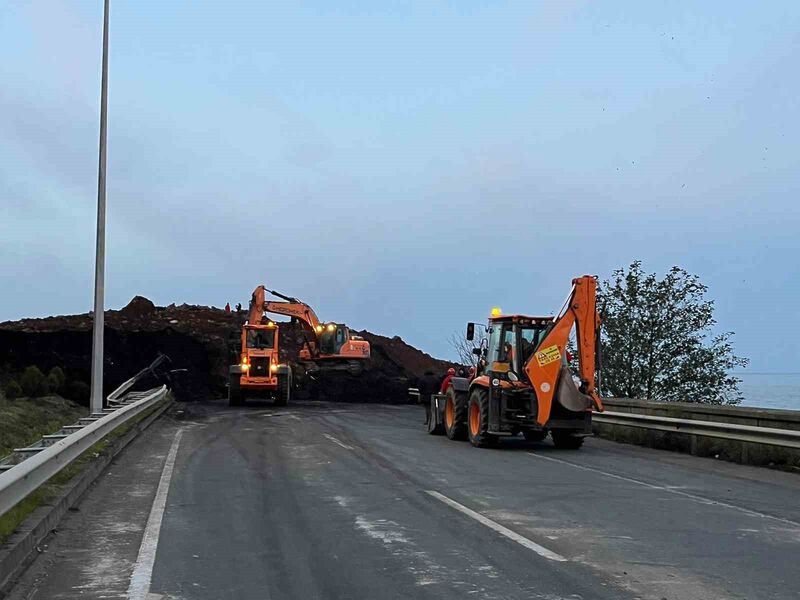 ARHAVİ'DEKİ HEYELANIN ARDINDAN YOL AÇMA ÇALIŞMALARI BAŞLADI