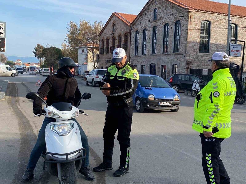 Ayvalık’ta trafik polisi eksik evraklı ve kasksız motosiklet sürücülerine geçit vermiyor