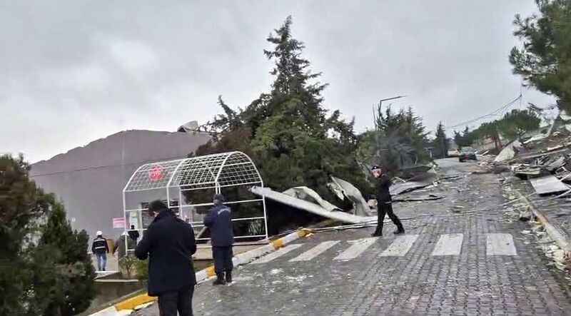 Balıkesir Valisi İsmail Ustaoğlu, Karesi’de patlayıcı üretilen fabrikada meydana gelen patlama sonucu 12 kişinin hayatını kaybettiğini, 3 kişinin yaralandığını ifade etti.