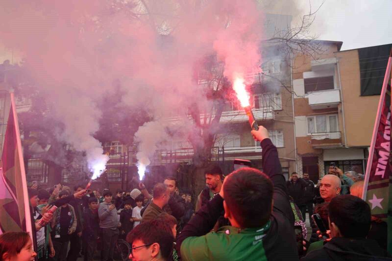 KOCAELİSPORLU FUTBOLCULAR MİNİKLERLE BULUŞTU