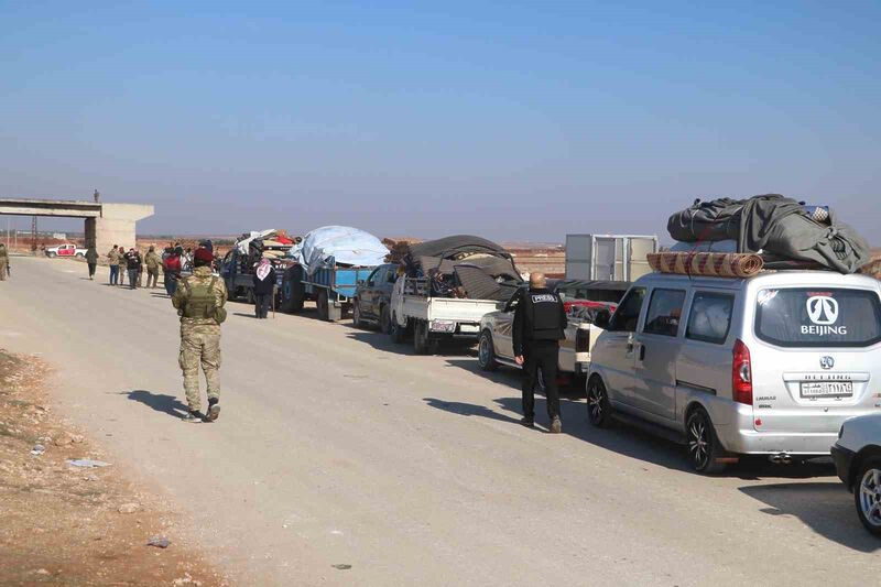 Terör örgütü PKK/YPG’den temizlenen Tel Rıfat’ta 8 yıl mahsur kalan Suriyeliler Afrin’e doğru yola çıktı