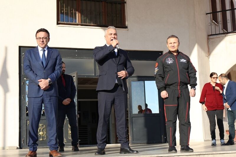 Astronot Alper Gezeravcı, Balıkesir’in Bandırma ilçesinde öğrencilere sürpriz ziyareti gerçekleştirdi.