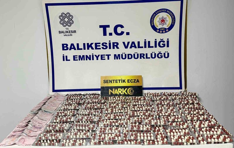 Balıkesir’in Ayvalık ilçesinde gerçekleştirilen operasyonda, bin 940 adet sentetik ecza