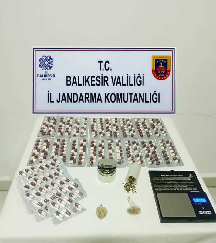 Balıkesir’de jandarma ekipleri uyuşturucu ticareti yapanlara yönelik gerçekleştirdiği operasyonda 2