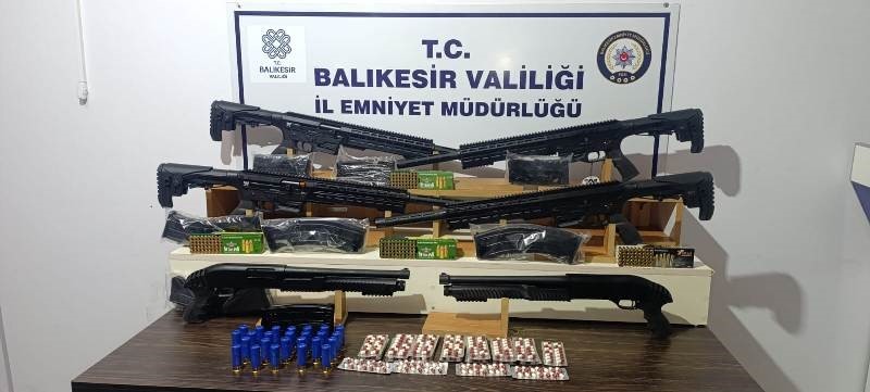 Balıkesir’in Edremit ilçesinde sokakta bir kadını darbeden şahsın evinde çok