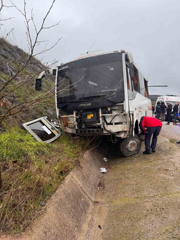 Balıkesir’in Gönen ilçesinde kontrolden çıkıp devrilen işçi servisinde 4’ü ağır