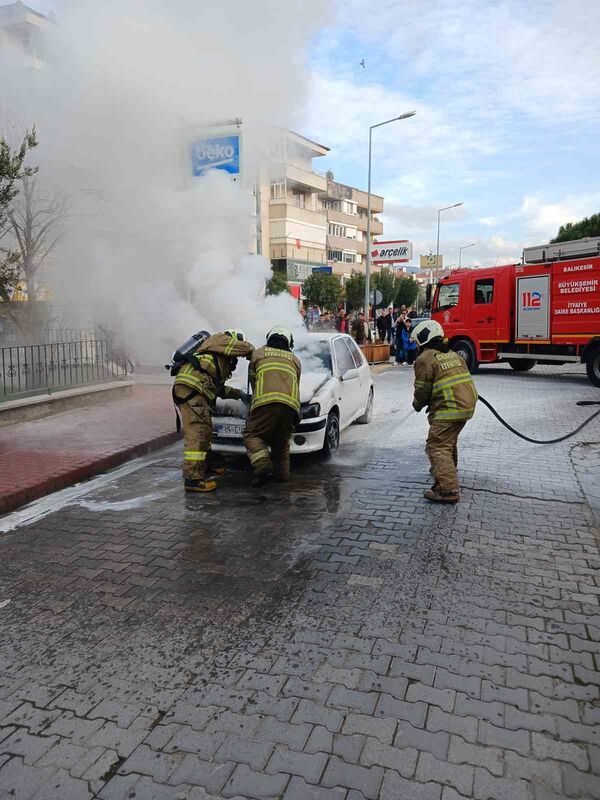 Balıkesir’in Burhaniye ilçesinde seyir halindeyken çıkan iki ayrı araç yangını,