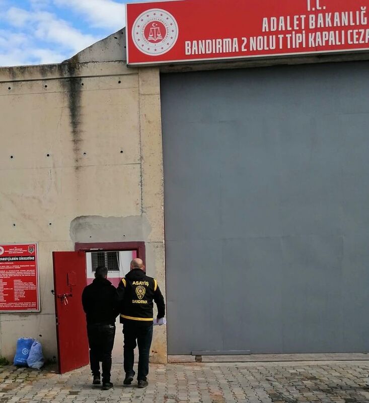 Balıkesir’in Bandırma ilçesinde hırsızlık suçundan hakkında kesinleşmiş 27 yıl 2