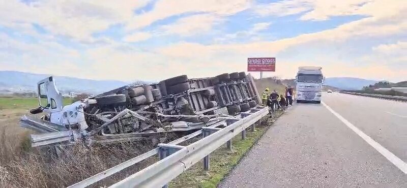 İstanbul-İzmir Otoyolu Balıklıdere mevkisinde sürücünün kontrolünden çıkan tır, yol kenarına