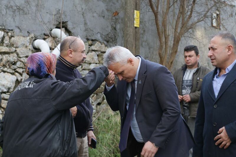 Balıkesir’in Edremit ilçesine bağlı Dereli Mahallesi’nde dün akşam çıkan yangında