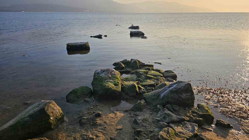 Balıkesir’in Erdek ilçesi Düzler mevkisinde deniz suyunun çekilmesiyle binlerce yıllık