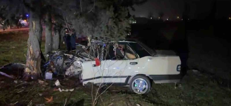 Balıkesir’de kontrolden çıkarak ağaca çarpan Tofaş otomobilin sürücüsü hayatını kaybetti.