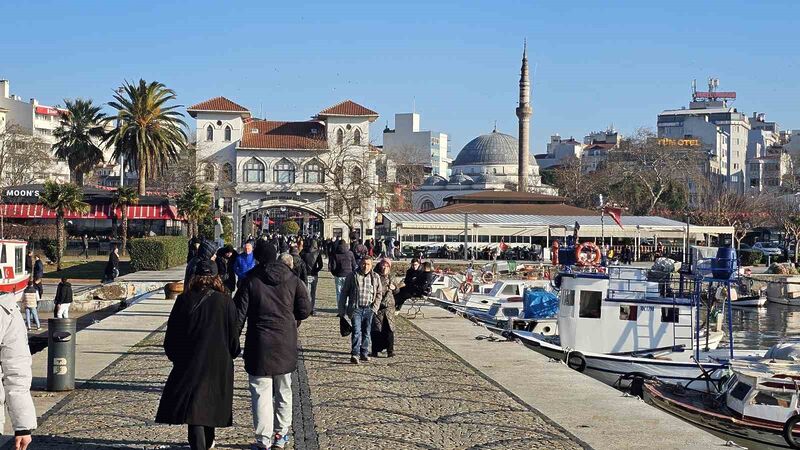 Balıkesir’in Bandırma ilçesinde ocak ayının ortasında güneşli havayı gören vatandaşlar