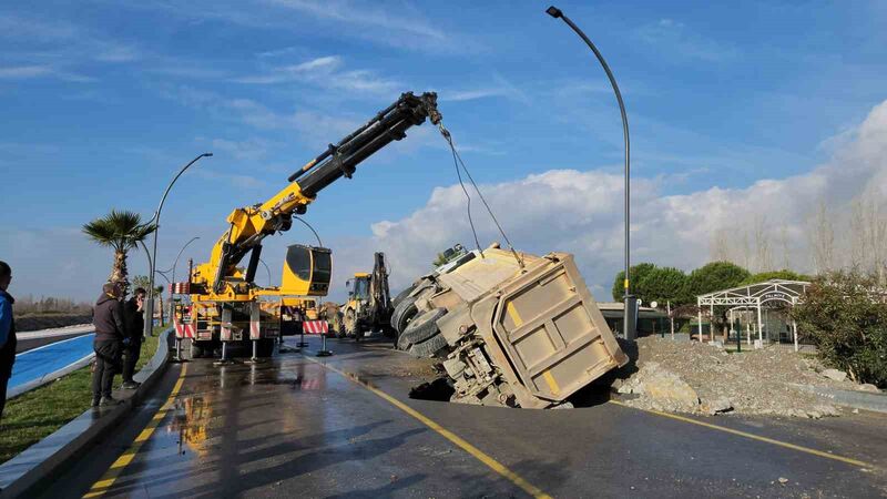 Balıkesir’de sabah saatlerinde meydana gelen yol çökmesi sonucu hafriyat taşıyan