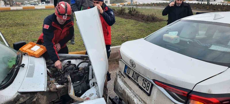 Balıkesir’de ışıklarda çarpışan araçlarda maddi hasar oluştu. Kaza Gönen-Bandırma yolunda,