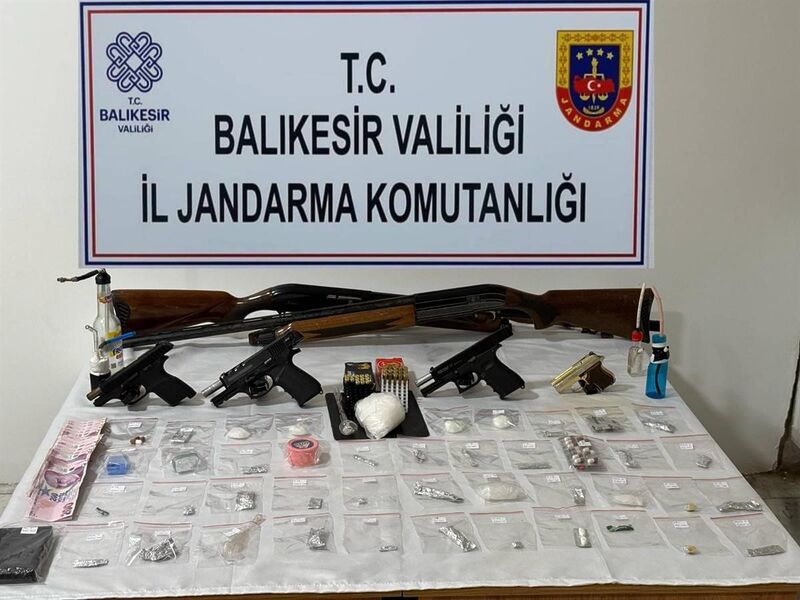 Balıkesir İl Jandarma Komutanlığı ekipleri, kaçakçılık ve organize suçlarla mücadele