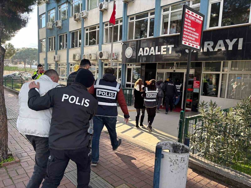 Balıkesir’in Gömeç ilçesinde yediemin otoparkından çalınan 4 araçla ilgili polis