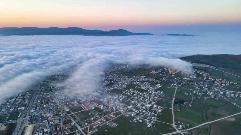 Balıkesir’in Bandırma ilçesinde deniz üzerinden yükselen yoğun sis bulutları seyri