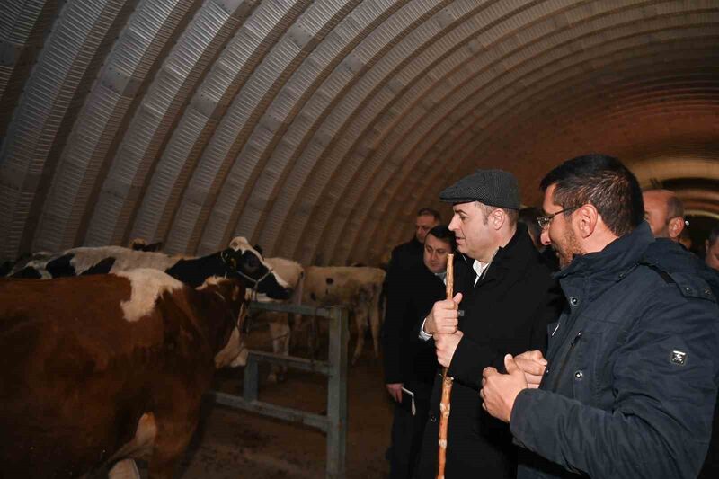 Günün erken saatlerinde hayvan pazarını ziyaret ederek yeni haftaya başlayan