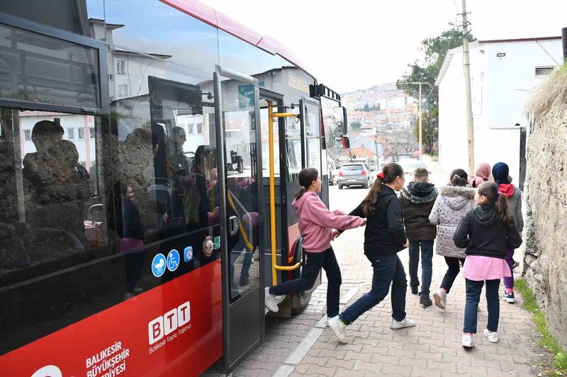 Balıkesir Büyükşehir Belediyesi, taşımalı eğitim gören öğrencilerin servislerinin kaldırılması üzerine