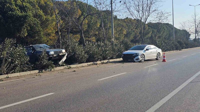 Balıkesir’in Bandırma ilçesinde, kaygan yolda bir otomobil önündeki araca çarparak