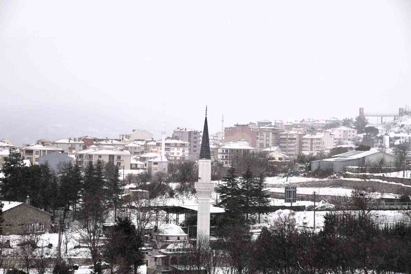 Balıkesir’in Dursunbey ilçesi akşam ve gece saatlerinde etkili olan yoğun