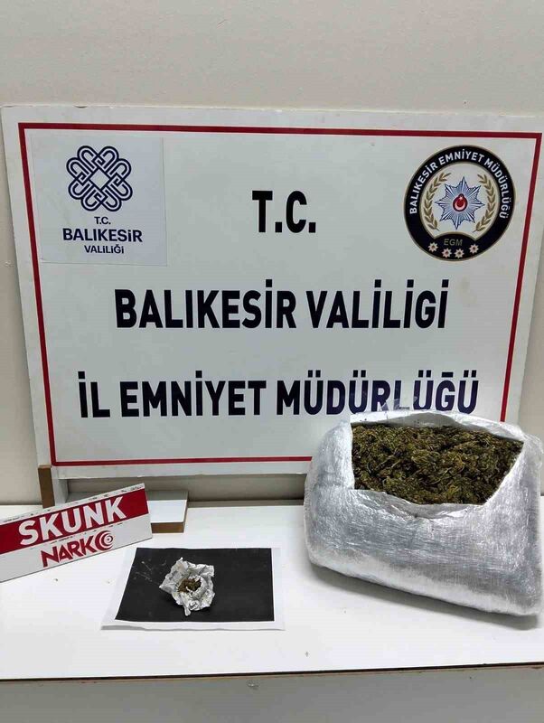 Balıkesir’in Edremit ilçesinde düzenlenen operasyonda 696,88 gram skunk maddesi ele