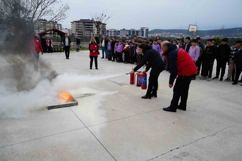 Milli Eğitim Bakanlığı (MEB) Arama Kurtarma Birimi (AKUB) ekipleri, Balıkesir’in