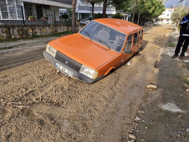 Balıkesir’in Edremit ilçesinde alt yapı çalışması yapılan yolda ilerlemek isteyen