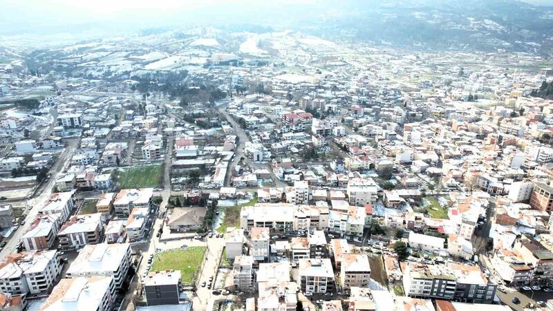 Türkiye’yi etkisi altına alan beyaz örtü Sındırgı’da görsel şölene dönüştü.