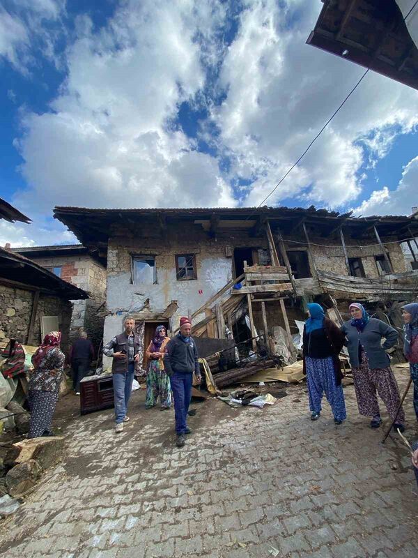 Balıkesir’in Sındırgı ilçesi kırsal Yaylabayır Mahallesi’nde bir evde çıkan yangında