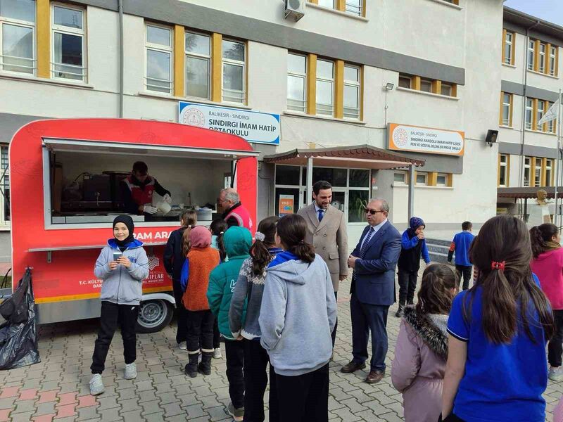 Balıkesir’in Sındırgı ilçesinde öğrencilere Vakıflar Müdürlüğü tarafından salep ikramı yapıldı.