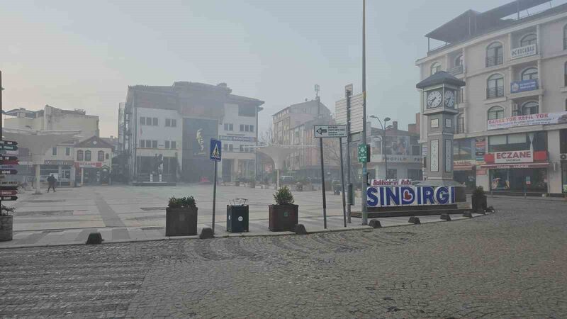 Hava sıcaklıklarındaki ani değişimler Balıkesir’in Sındırgı ilçesinde sisli hava etkili