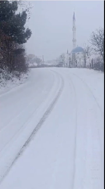 Balıkesir’in Havran ilçesinde kar yağışından dolayı yolları kapanan mahallenin muhtarı