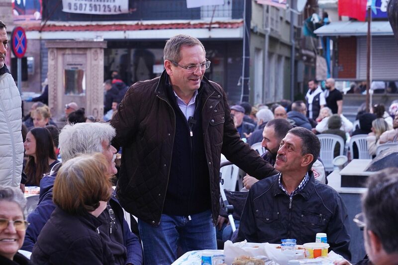 Balıkesir’in Ayvalık ilçesinde; Ayvalık Belediyesi’nin Dr. Fazıl Doğan Meydanı’nda (At