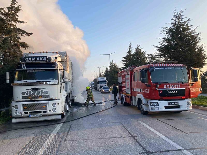 Balıkesir’de plastik otomotiv parçası taşıyan kamyon ana yolda balatlardan çıkan