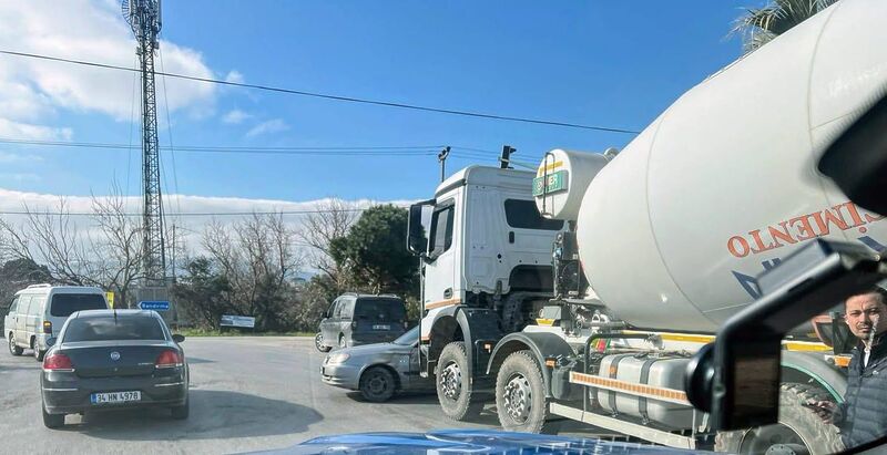 Balıkesir’in Erdek ilçesinde Düzler Kavşağı’nda meydana gelen trafik kazasında, trafik