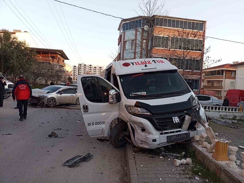 Balıkesir’in Karesi ilçesinde işçi servisi ile otomobilin çarpıştığı kazada 6