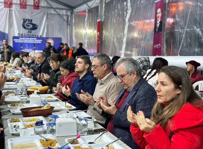 Balıkesir’in Bandırma ilçesinde, Bandırma Belediyesi tarafından kurulan iftar çadırında, Bandırma